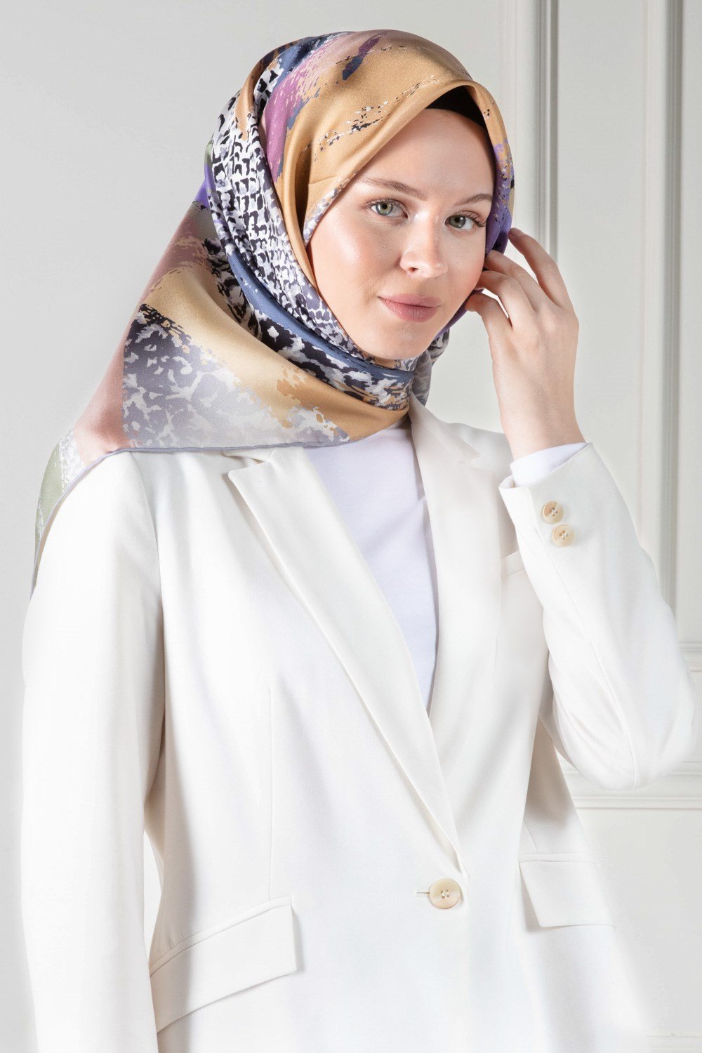 %100 Twill İpek Leopar ve Fırça Desenli Gri - İndigo Renkli 90x90 Eşarp Dikim Şekli : El Dikişi