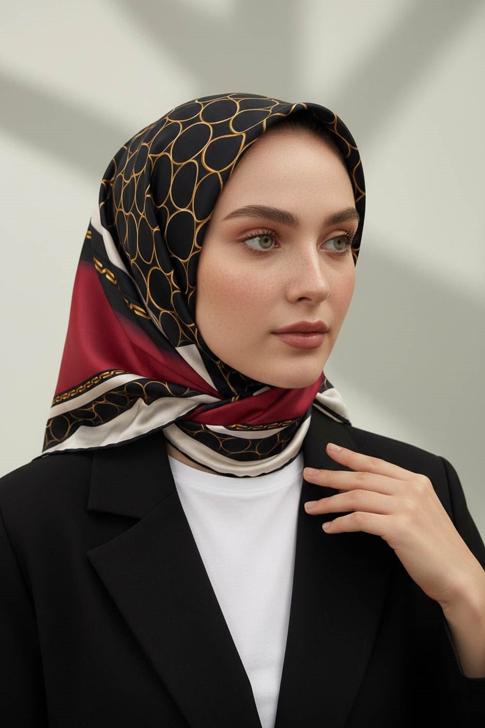 % 57 İPEK % 43 VİSKON Twill İpek Gold Halka Desenli Bordo - Siyah Renkli 90x90 Eşarp Dikim Şekli : El Dikişi