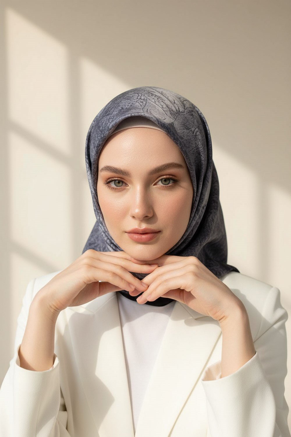 % 57 İpek % 43 Viskon Twill İpek Degradeli Yaprak  Desenli Gümüş Renkli 90x90 Eşarp Dikim Şekli : El Dikişi