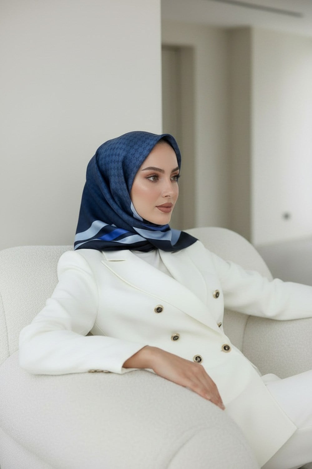 % 57 İPEK % 43 VİSKON Twill İpek Degrade Desenli Lacivert - İndigo Renkli 90x90 Eşarp Dikim Şekli : El Dikişi