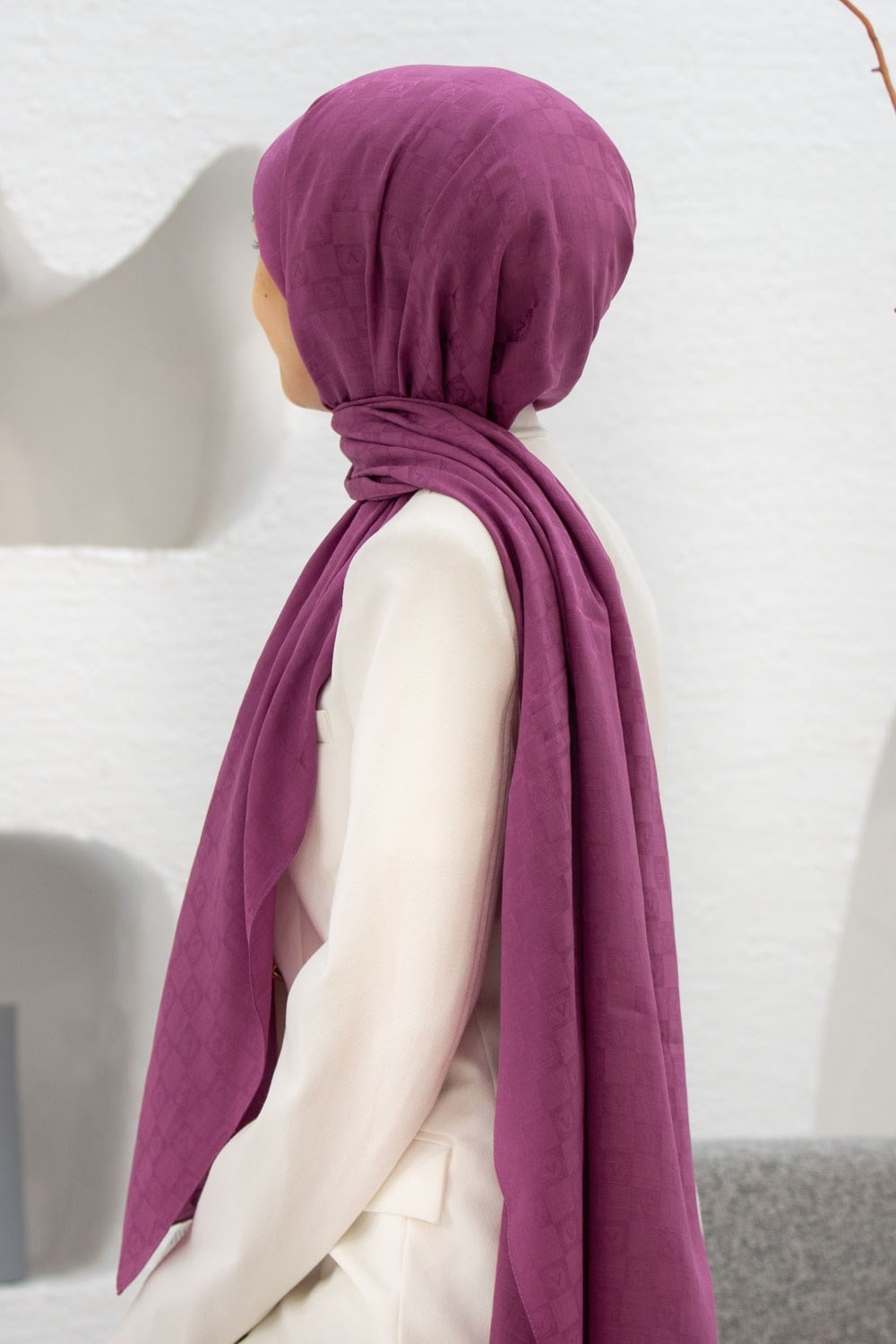 Vissona %57 İPEK %43 PAMUK Monogram Desenli Koyu Pembe Renkli Şal -  70x190 Dikiş Tipi İtalyan Dikişli