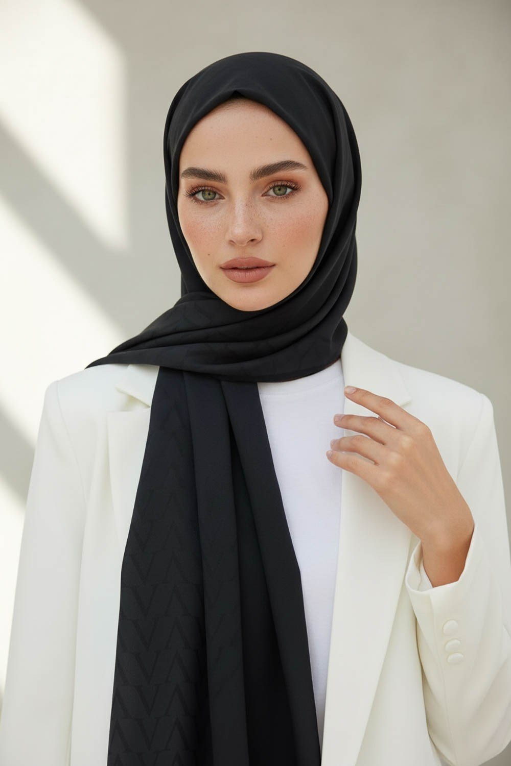 KREP DEGRADELİ MONOGRAM DESENLİ SİYAH RENKLİ 75X195 KIRIŞMAZ ŞAL