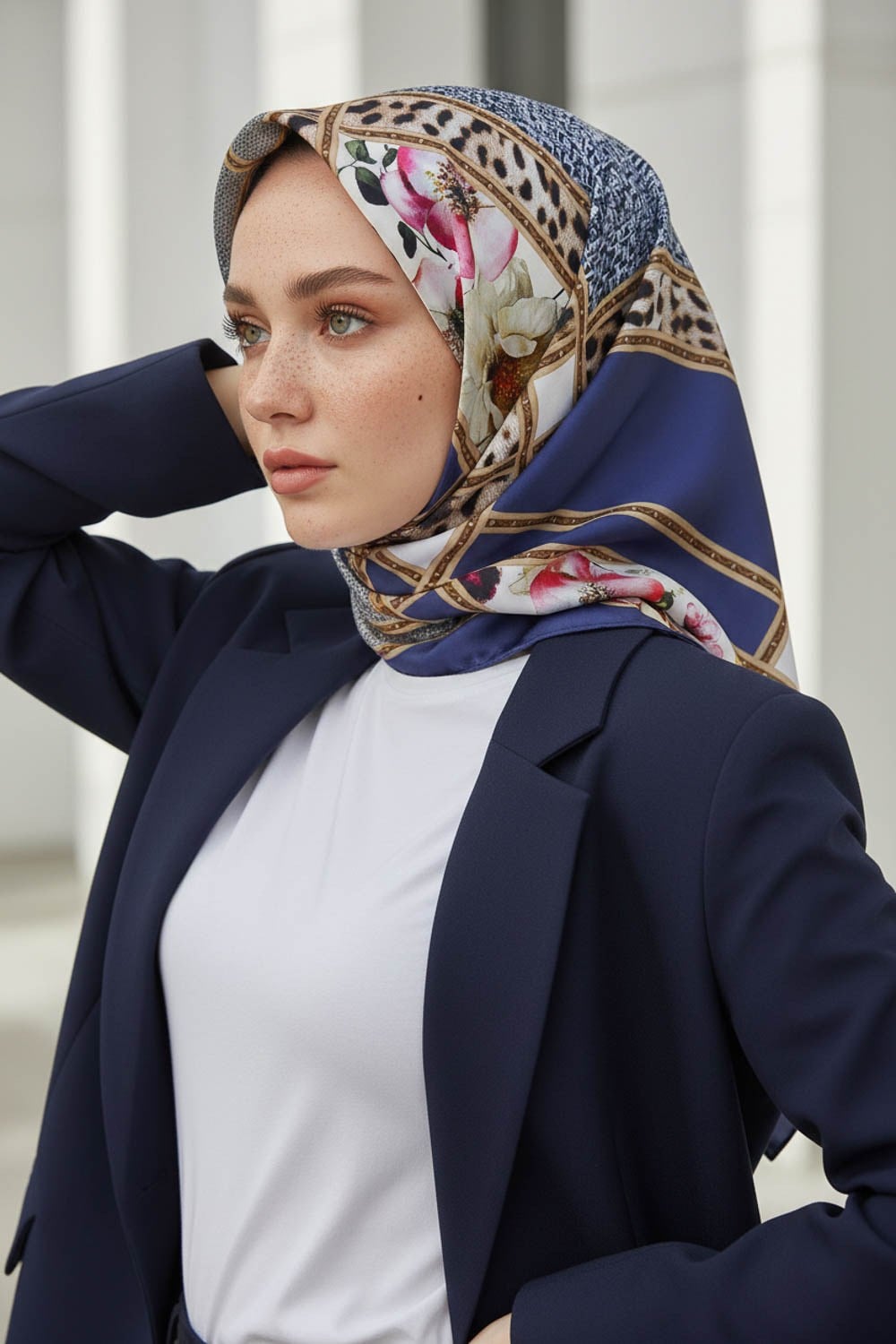 Twill Leopar ve Çiçek Desenli Lacivert - Krem Renkli 90x90 Eşarp (İpek İçermez) Dikim Şekli : El Dikişi