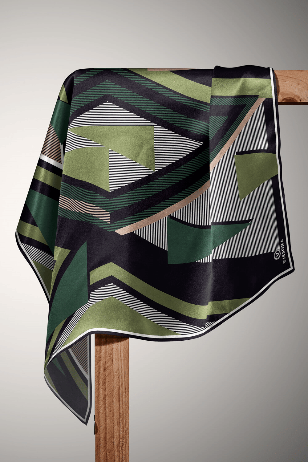 % 57 İPEK % 43 VİSKON Twill İpek Geometrik Desenli Haki - Siyah Renkli 90x90 Eşarp Dikim Şekli : El Dikişi