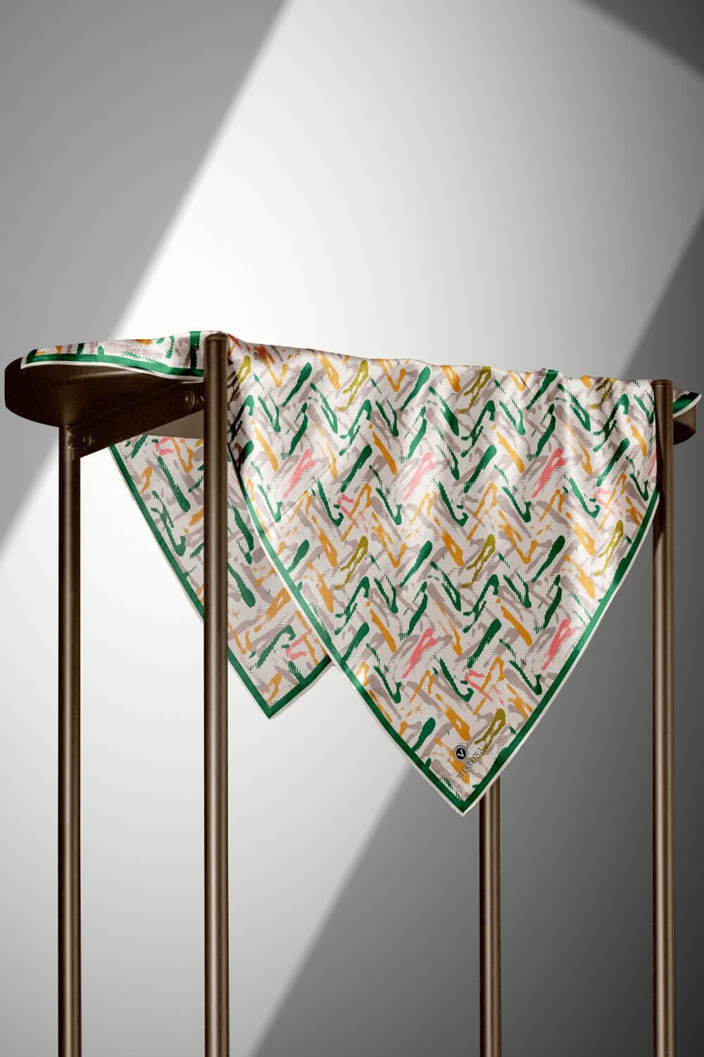 %100 Twill İpek Geometrik Desenli Benetton Yeşili - Sarı Renkli 90x90 Eşarp Dikim Şekli : El Dikişi