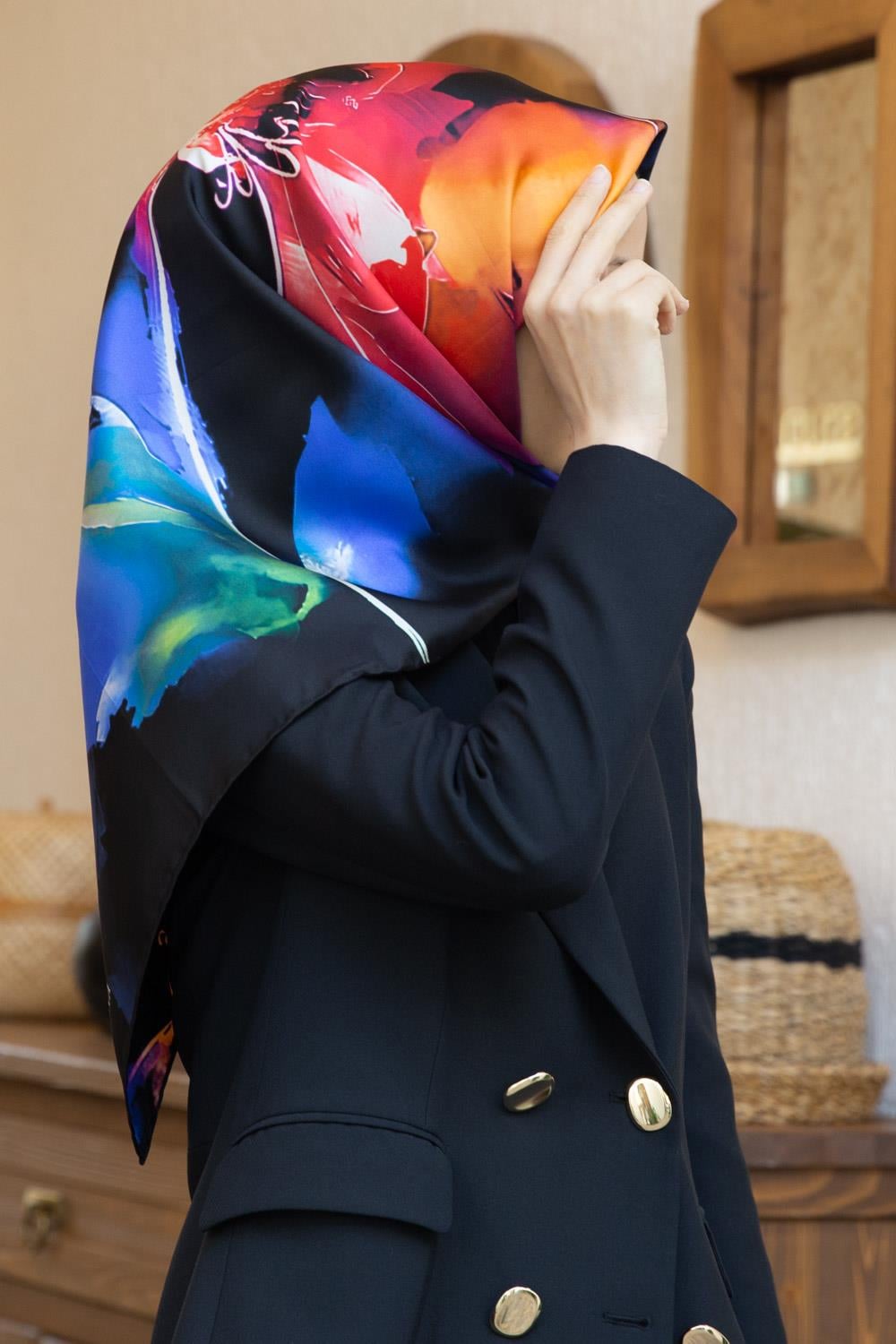 %100 Twill İpek Sulu Boya Çiçek Desenli Siyah Renkli 90x90 Eşarp Dikim Şekli : El Dikişi
