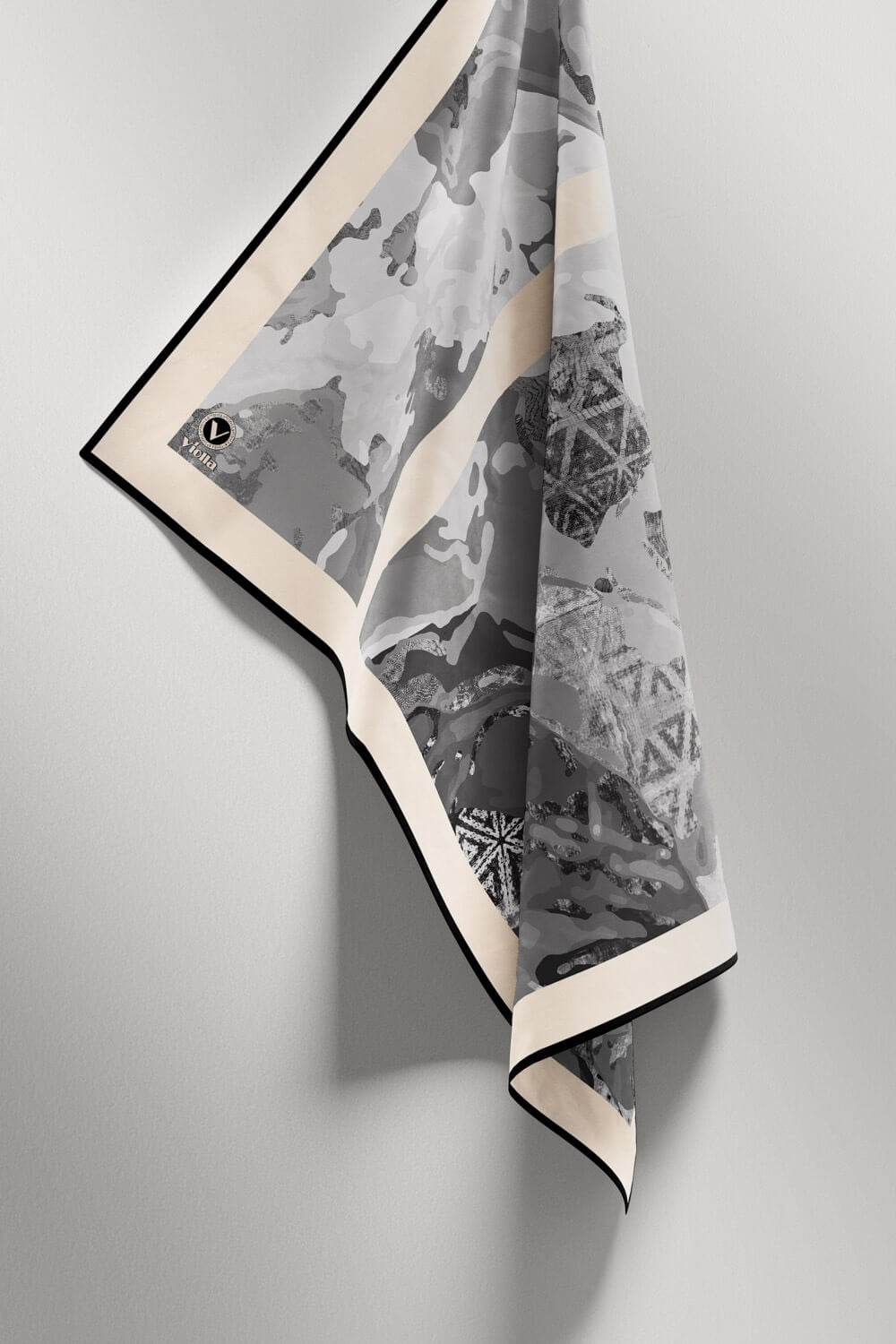 Twill Etnik ve Batik Desenli Gri Renkli 90x90 Eşarp (İpek İçermez) Dikim Şekli : El Dikişi