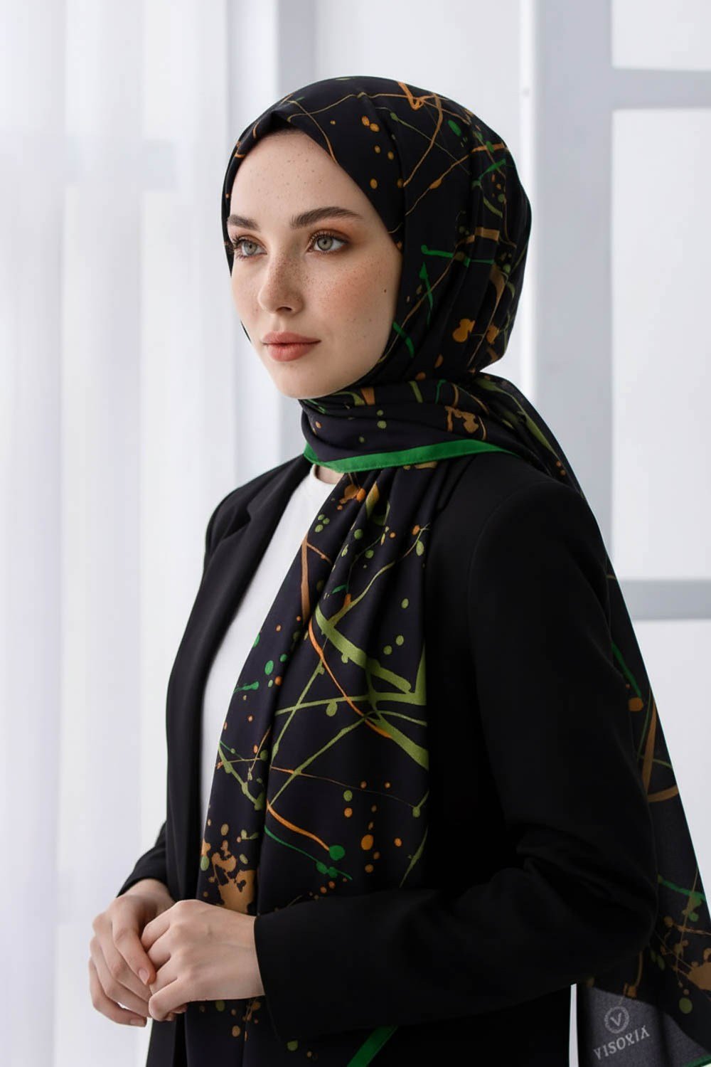 KREP BOYA DAMLASI DESENLİ SİYAH - ZÜMRÜT YEŞİLİ RENKLİ 75X195 KIRIŞMAZ ŞAL