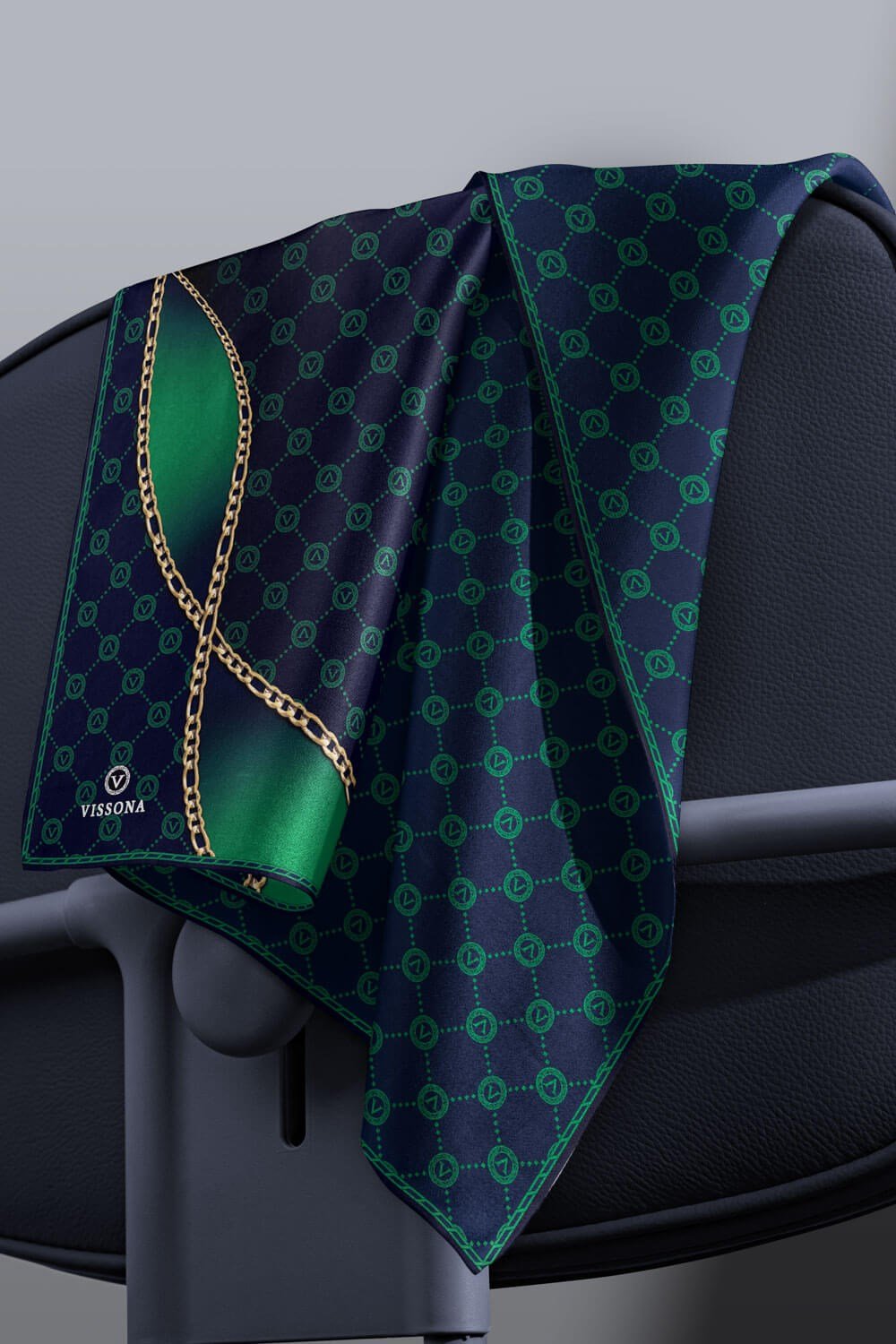 %100 Twill İpek Zincirli Ve Monogram Desenli Lacivert - Zümrüt Yeşili Renkli 90x90 Eşarp Dikim Şekli : El Dikişi