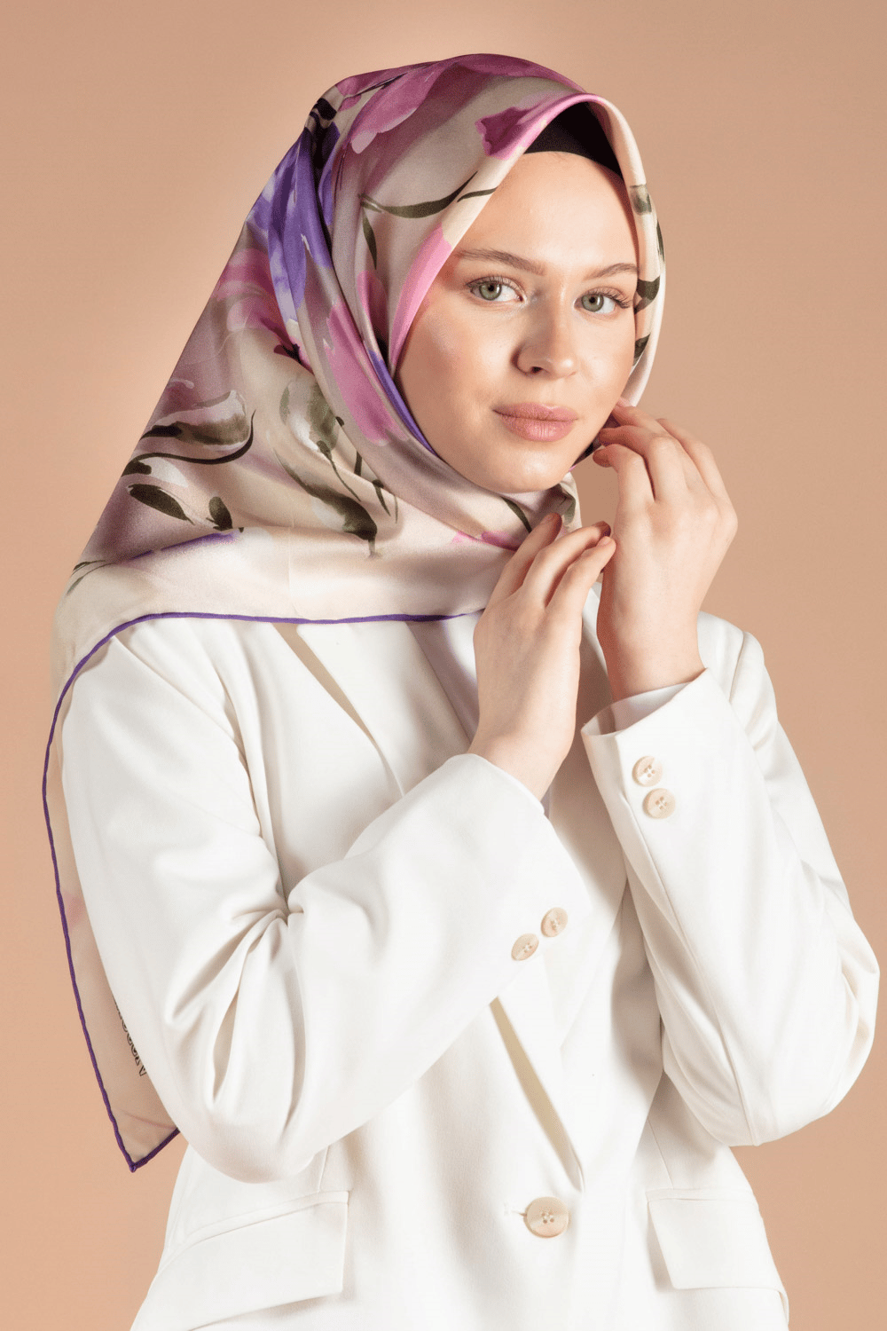 %100 Twill İpek Çiçek Desenli Mor - Pembe Renkli 90x90 Dikim Şekli : El Dikişi Eşarp
