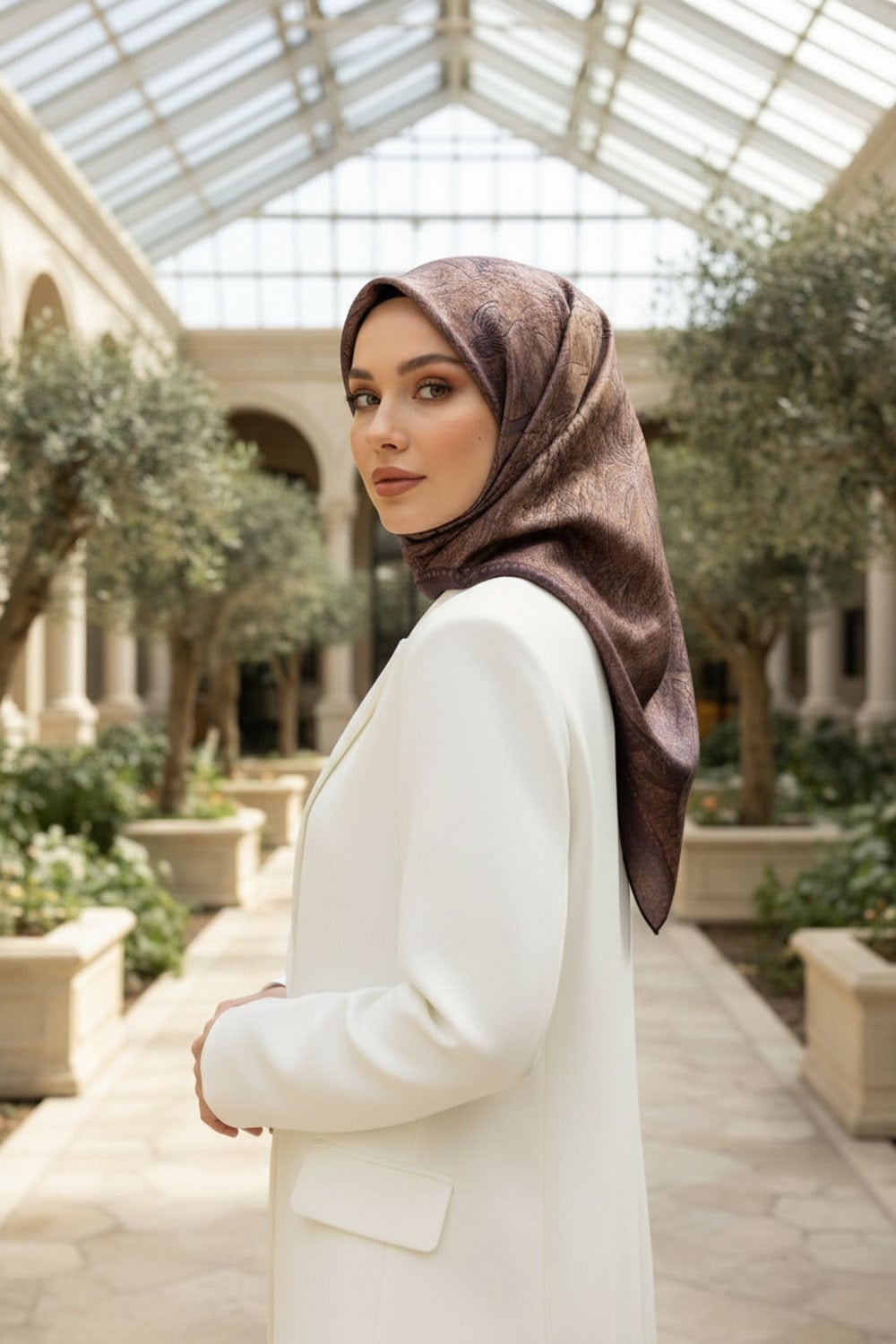 % 57 İpek % 43 Viskon Twill İpek Degradeli Yaprak  Desenli Bej Renkli 90x90 Eşarp Dikim Şekli : El Dikişi