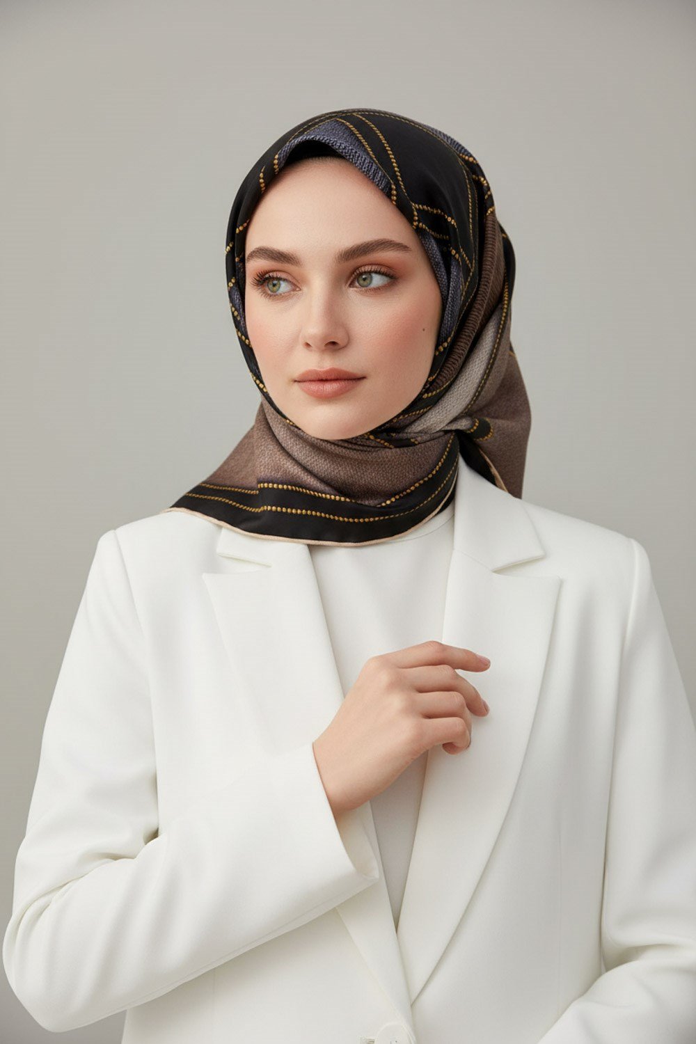 100% Twill İpek Gold Detaylı Kare Desenli Gri - Bej Renkli 90x90 Dikim Şekli : El Dikişi