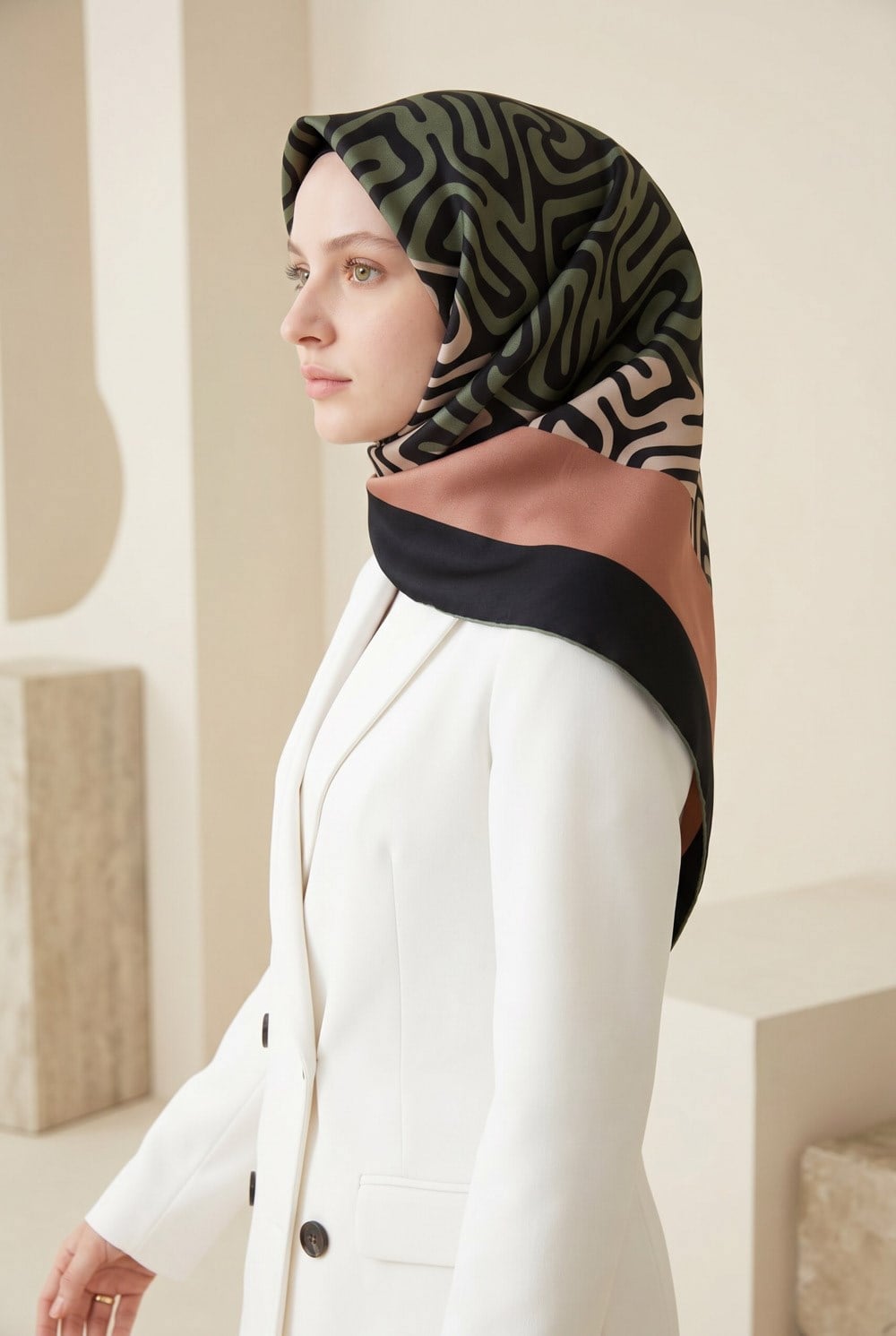100% Twill İpek Bordürlü Dalga Desenli Siyah - Bakır Renkli 90x90 Dikim Şekli : El Dikişi Eşarp