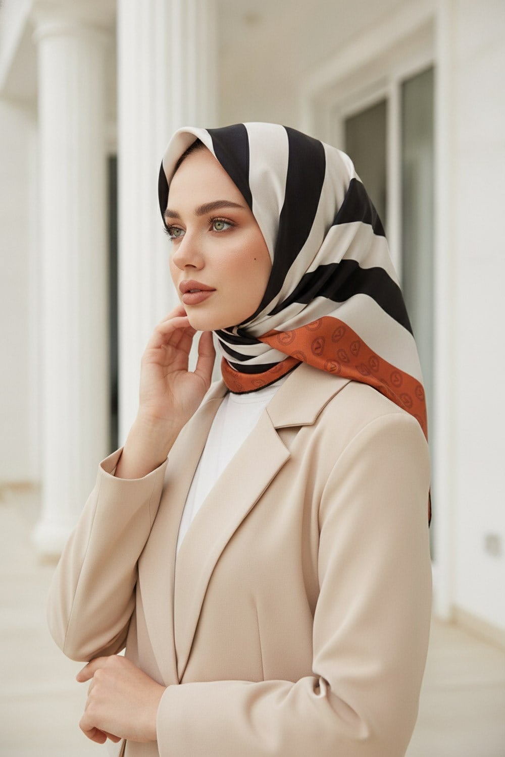 %100 Twill İpek Monogram Şerit Desenli Taba - Siyah Renkli 90x90 Eşarp Dikim Şekli : El Dikişi
