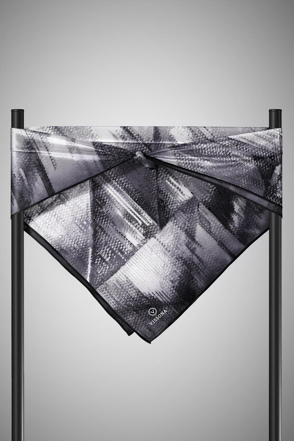 %100 Twill İpek Efektli ve Geometrik Desenli Siyah - Beyaz Renkli 90x90 Eşarp Dikim Şekli : El Dikişi