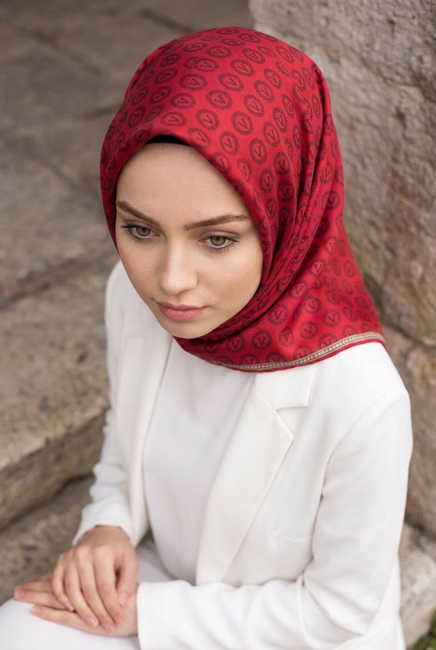 %100 Twill İpek Monogram Desenli Kırmızı Renkli 90x90 Eşarp Dikim Şekli : El Dikişi