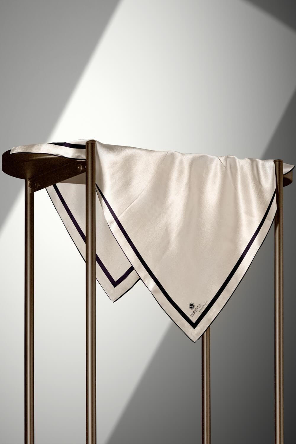 100% Twill İpek Düz Renk Bordür Desenli Krem - Siyah Renkli Daha Tok Exclusive Serisi 90x90 Dikim Şekli : El Dikişi Eşarp