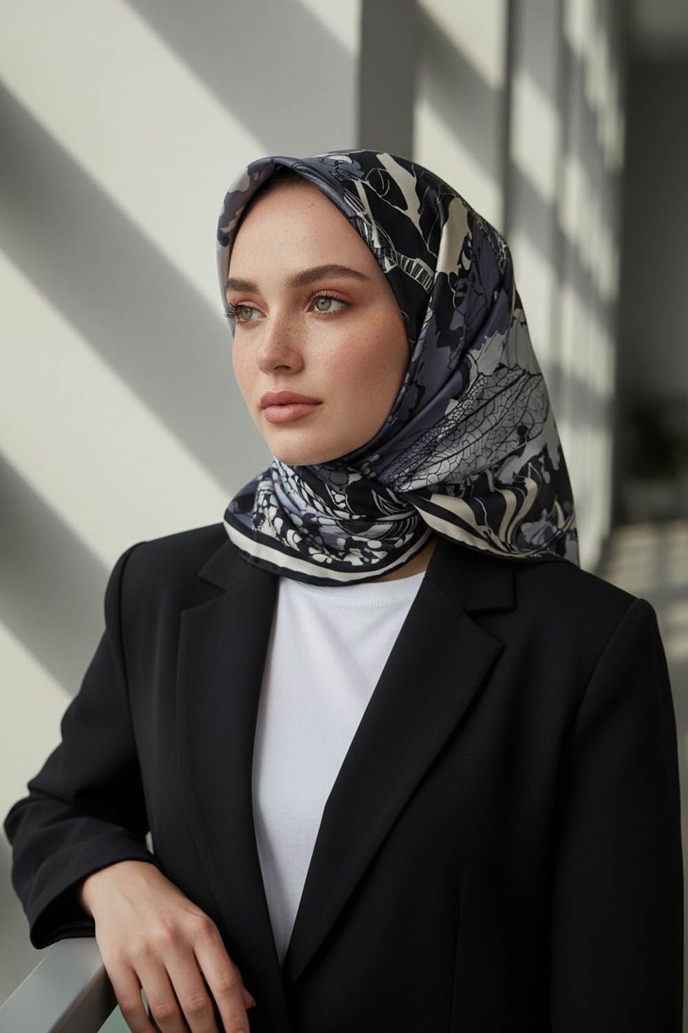 %100 Twill İpek Yaprak Desenli Gri - Siyah Renkli 90x90 Eşarp Dikim Şekli : El Dikişi