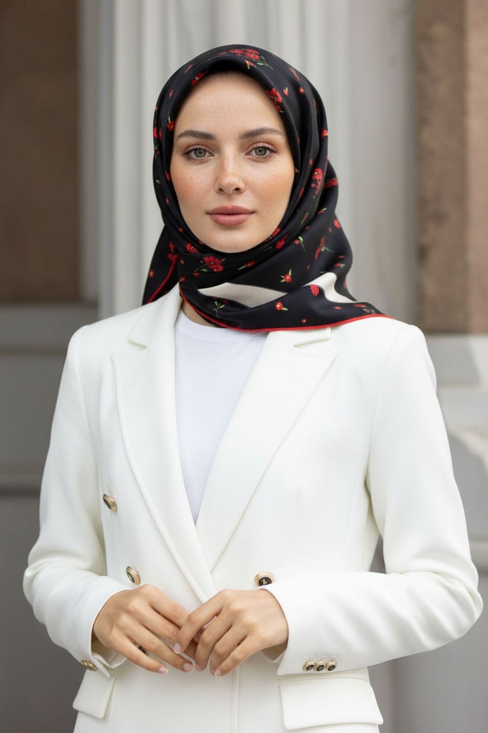 % 57 İPEK % 43 VİSKON Twill İpek Çıtır Çiçek Desenli Siyah - Kırmızı Renkli 90x90 Eşarp Dikim Şekli : El Dikişi