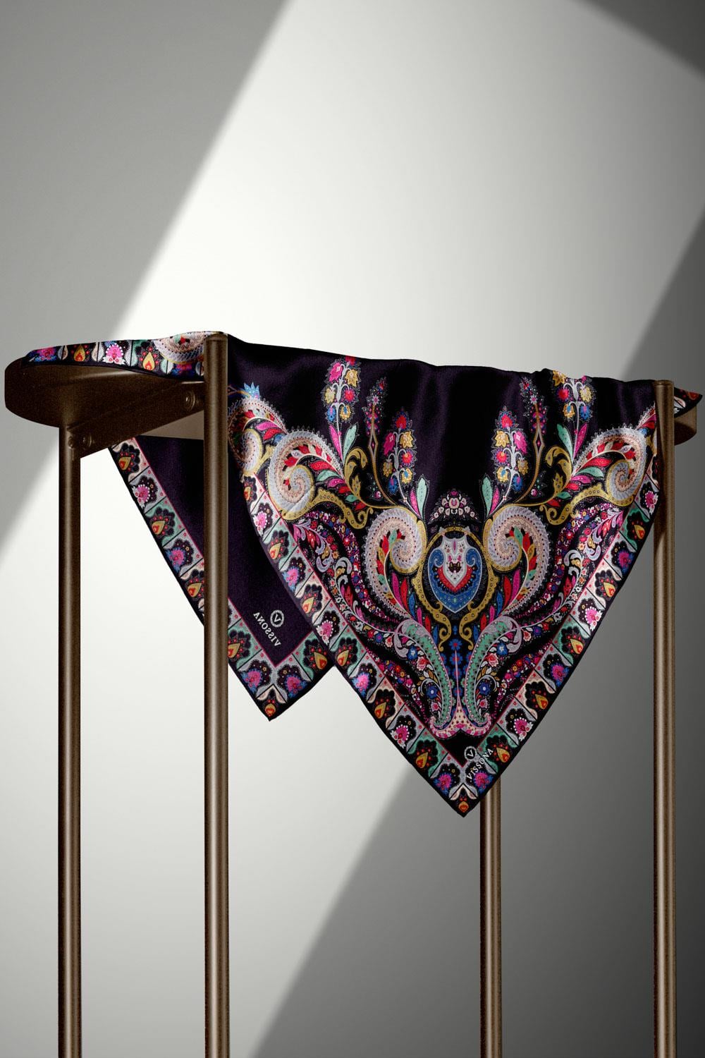 100% Twill İpek Etnik Desenli Siyah - Fuşya Renkli 90x90 Dikim Şekli : El Dikişi Eşarp