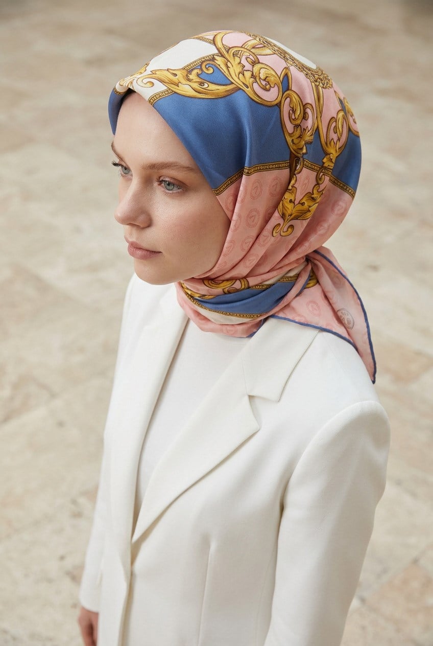 %100 Twill İpek Monogram Ve Barok Desenli Bebe Mavisi - Pudra Renkli 90x90 Eşarp Dikim Şekli : El Dikişi