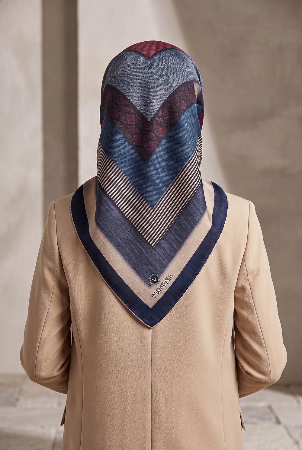 %100 Twill İpek Geometrik Desenli Bordo - Lacivert Renkli 90x90 Eşarp Dikim Şekli : El Dikişi