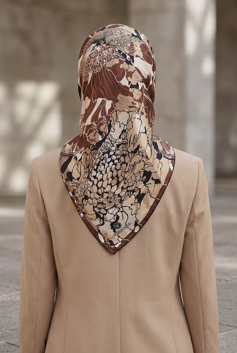 %100 Twill İpek Yaprak Desenli Kahverengi - Bej Renkli 90x90 Eşarp Dikim Şekli : El Dikişi