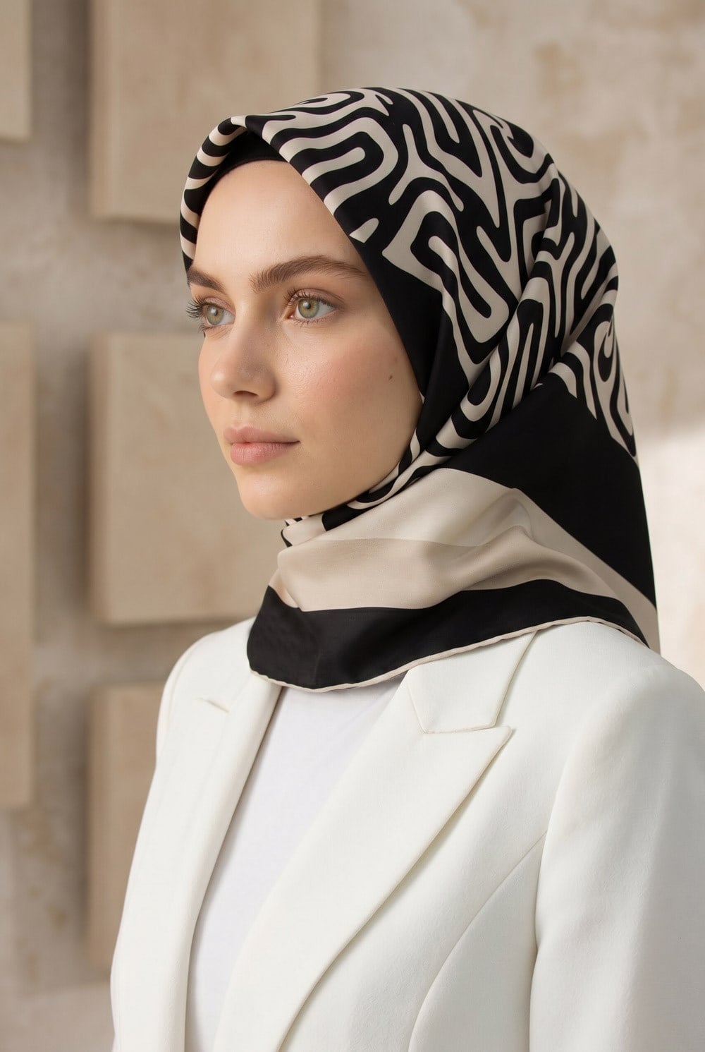 100% Twill İpek Bordürlü Dalga Desenli Siyah - Krem Renkli 90x90 Dikim Şekli : El Dikişi Eşarp