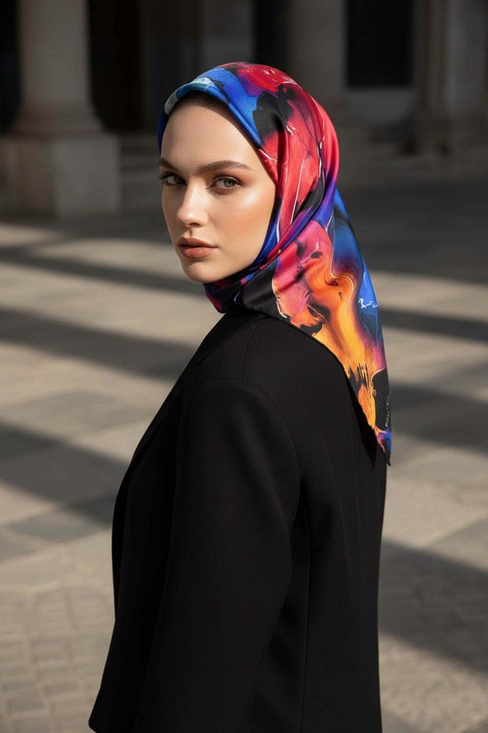%100 Twill İpek Sulu Boya Çiçek Desenli Siyah Renkli 90x90 Eşarp Dikim Şekli : El Dikişi