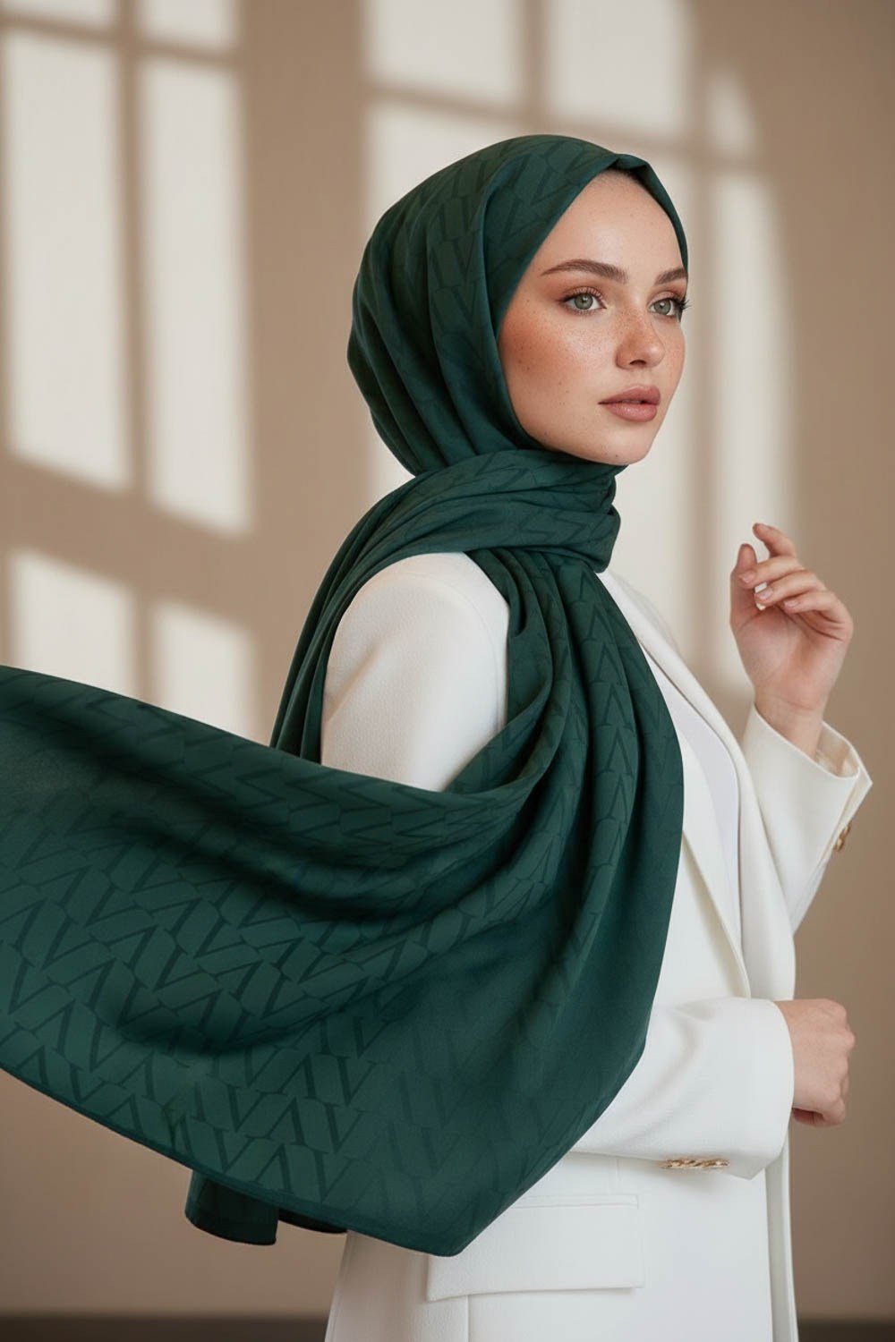 KREP DEGRADELİ MONOGRAM DESENLİ PETROL YEŞİLİ RENKLİ 75X195 KIRIŞMAZ ŞAL