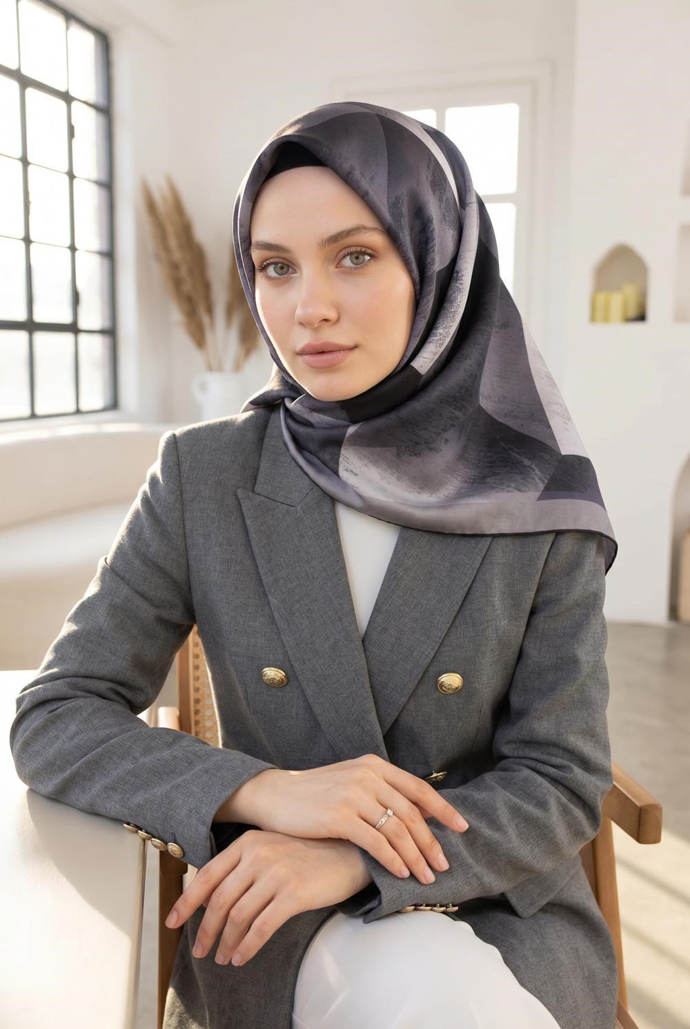 %100 Twill İpek Geometrik Desenli Siyah - Krem Renkli 90x90 Eşarp Dikim Şekli : El Dikişi