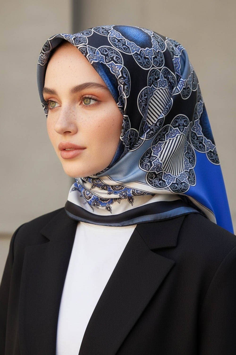 %100 Twill Türk Motifi  Desenli Bebe Mavisi - Saks Renkli 90x90 Eşarp Dikim Şekli: El Dikişi
