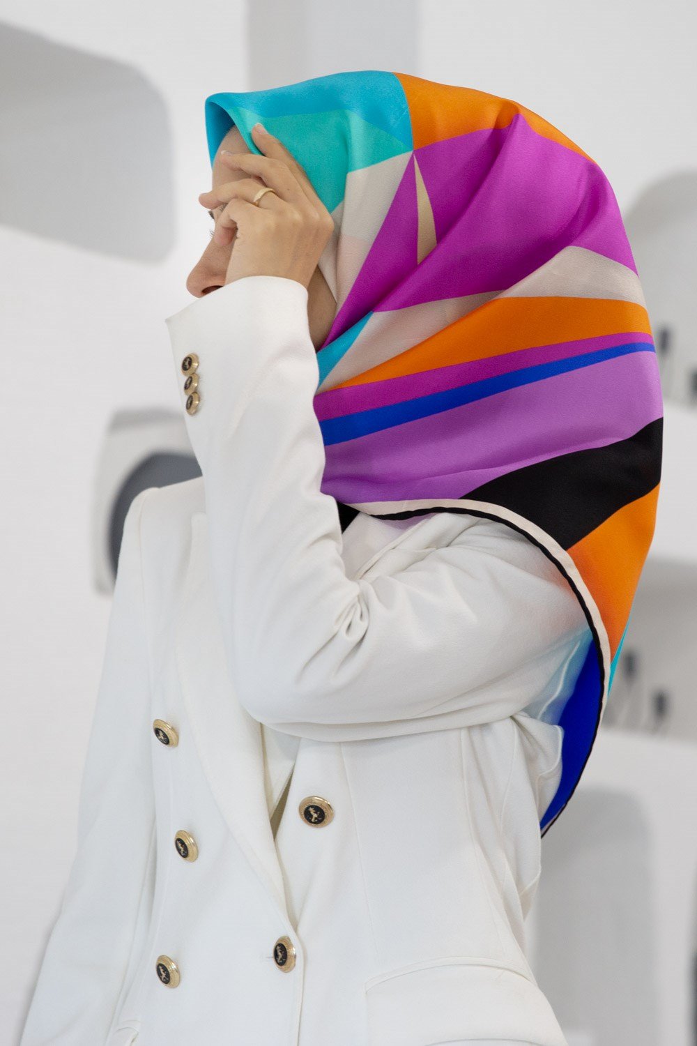%100 Twill İpek Geometrik Desenli Fuşya - Turuncu Renkli 90x90 Eşarp Dikim Şekli : El Dikişi