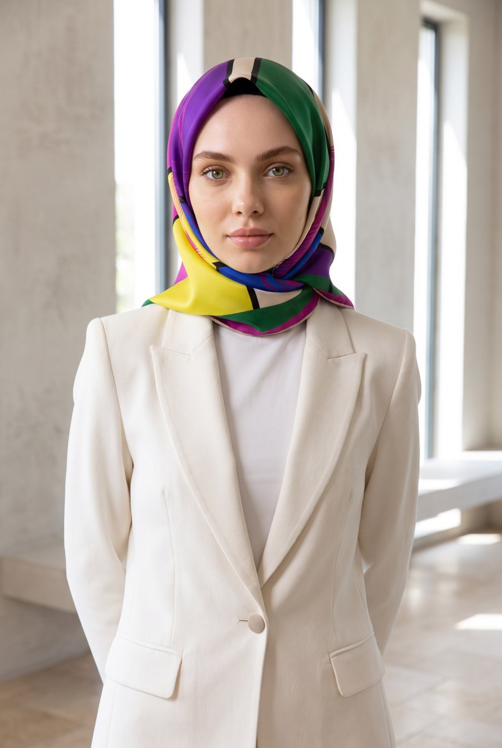 %100 Twill İpek Geometrik Desenli Zümrüt Yeşili - Fuşya Renkli 90x90 Eşarp Dikim Şekli : El Dikişi