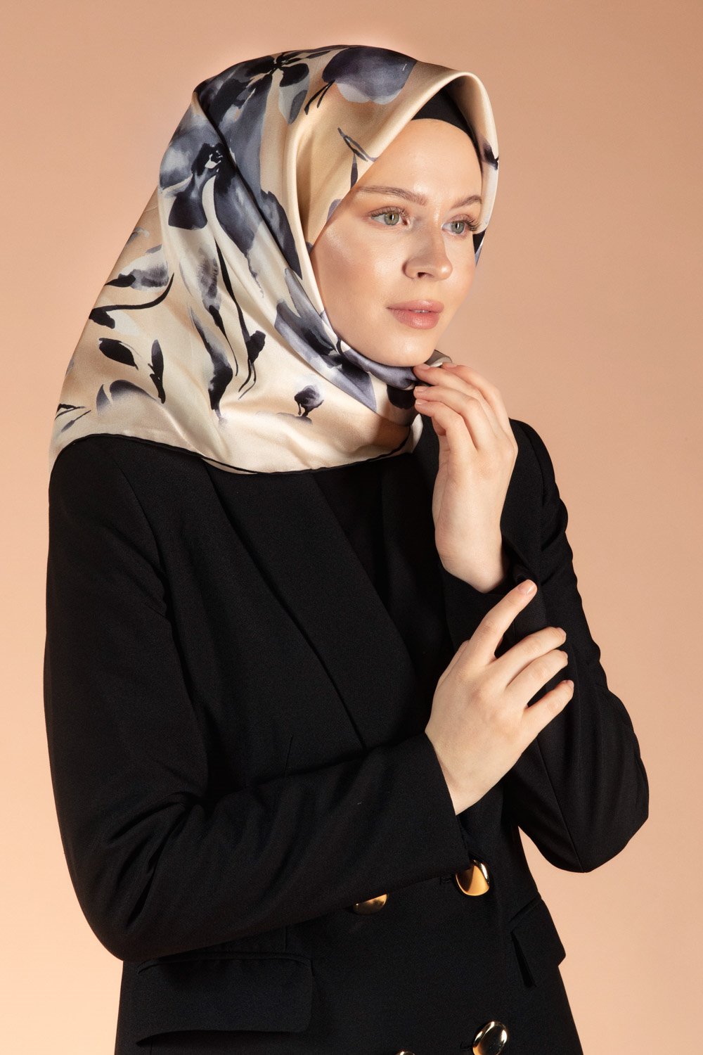 %100 Twill İpek Çiçek Desenli Bej - Füme Renkli 90x90 Dikim Şekli : El Dikişi Eşarp