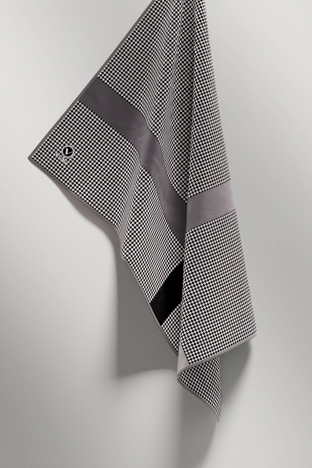 Twill Kazayaklı Şerit Desenli Gri Renkli 90x90 Eşarp (İpek İçermez) Dikim Şekli : El Dikişi