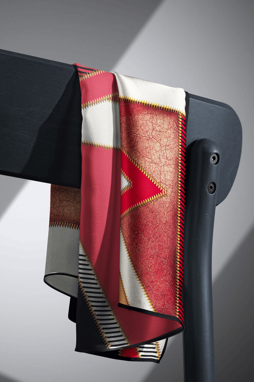% 57 İPEK % 43 VİSKON Twill İpek Geometrik Desenli Kırmızı - Siyah Renkli 90x90 Eşarp Dikim Şekli : El Dikişi