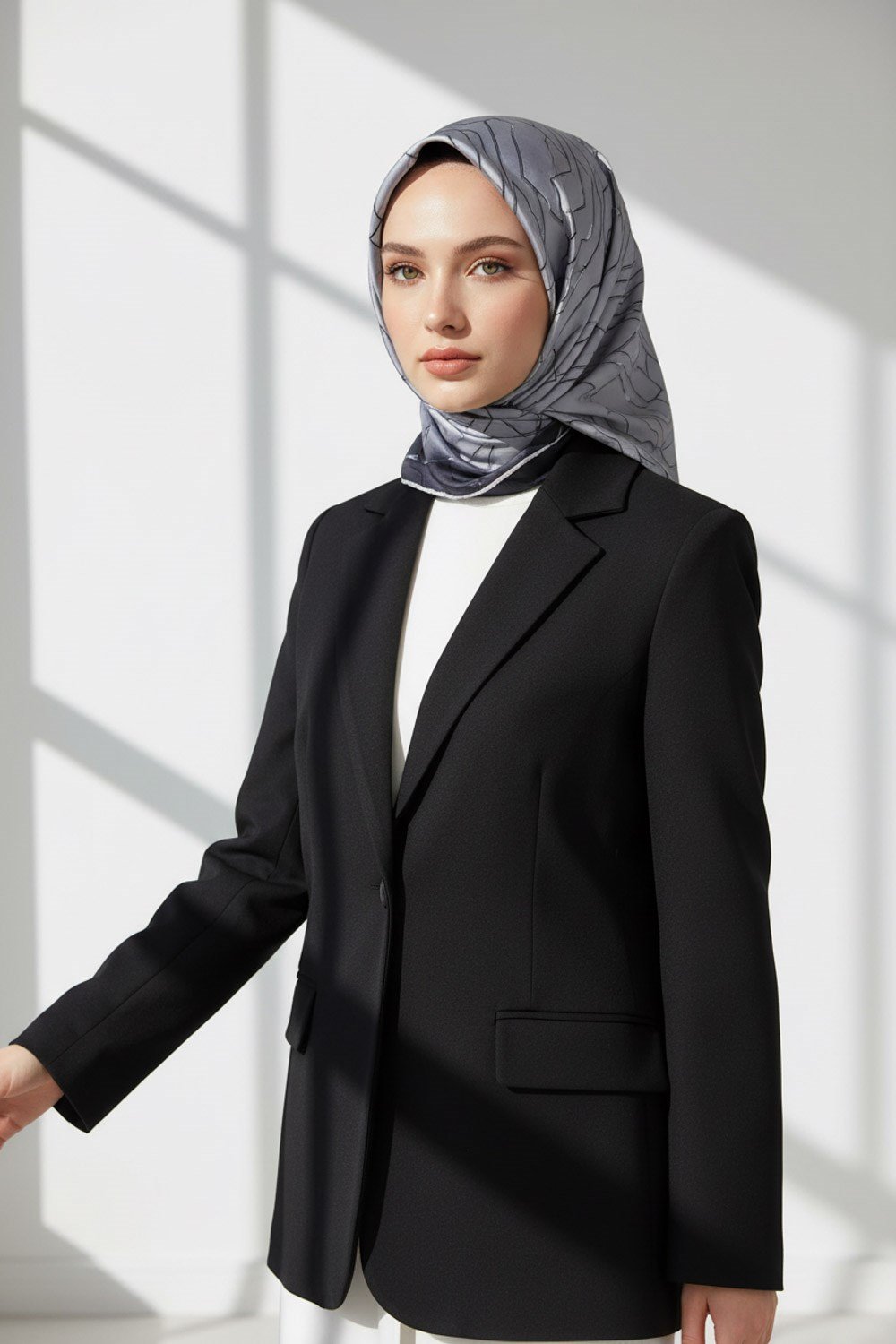 %100 Twill İpek Geometrik Desenli Gümüş Renkli 90x90 Eşarp Dikim Şekli : El Dikişi