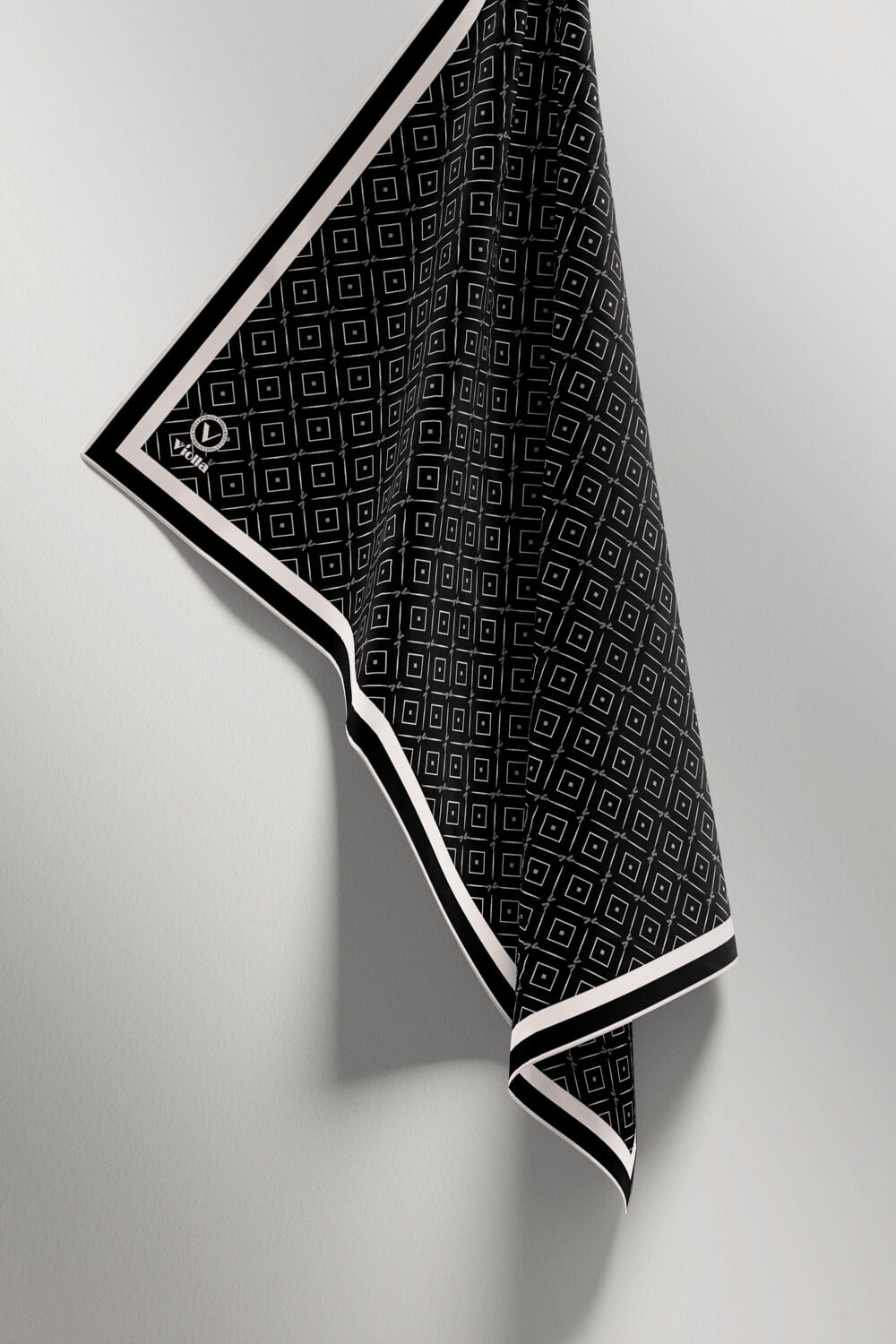 Twill Çıtır Geometrik Desenli Siyah Renkli 90x90 Eşarp (İpek İçermez) Kenar Dikiş Şekli El Dikişli