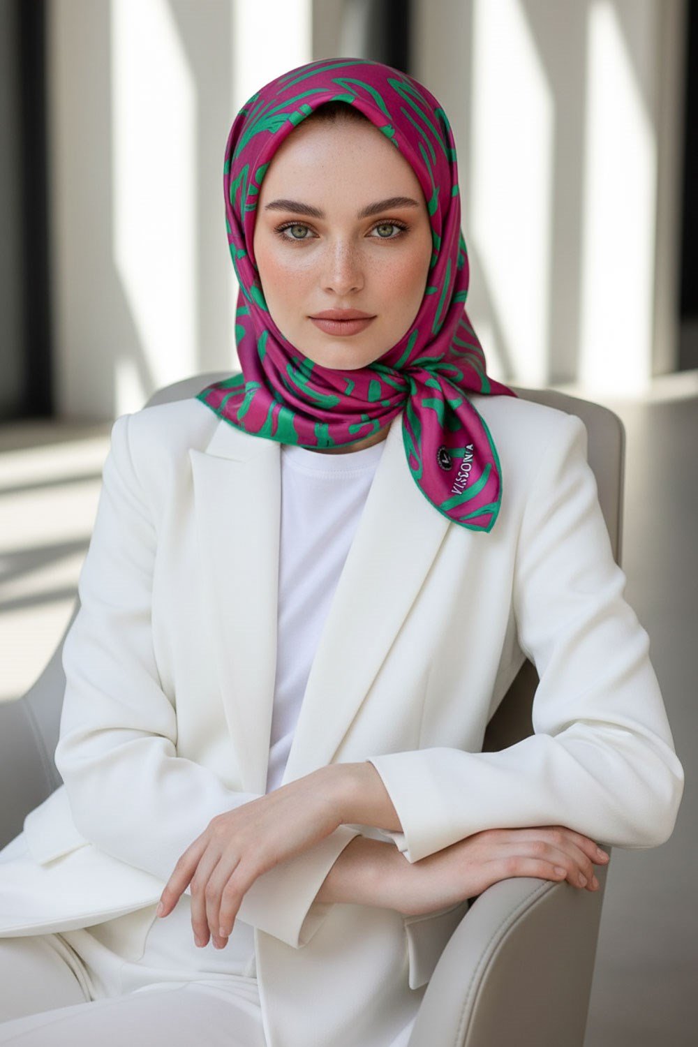 %100 Twill İpek Büyük Çiçek Desenli Fuşya - Koyu Mint Yeşili Renkli 90x90 Eşarp Dikim Şekli : El Dikişi