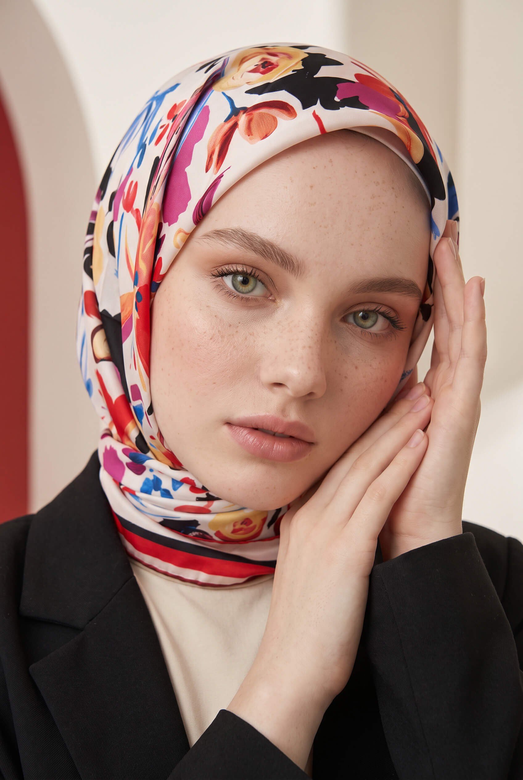 Rayon Çiçek Desenli Kırmızı Renkli 90x90 Dikim Şekli : El Dikişi Eşarp (İpek İçermez)