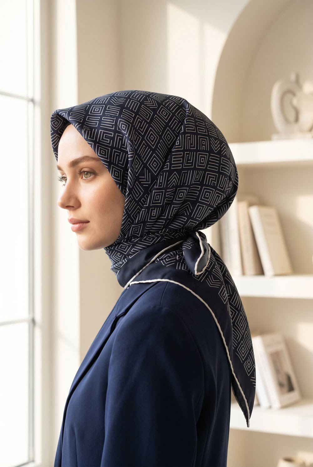%57 İPEK %43 VİSKON Twill İpek Etnik Motif Desenli Lacivert - Krem Renkli 90x90 Eşarp Dikim Şekli : El Dikişi