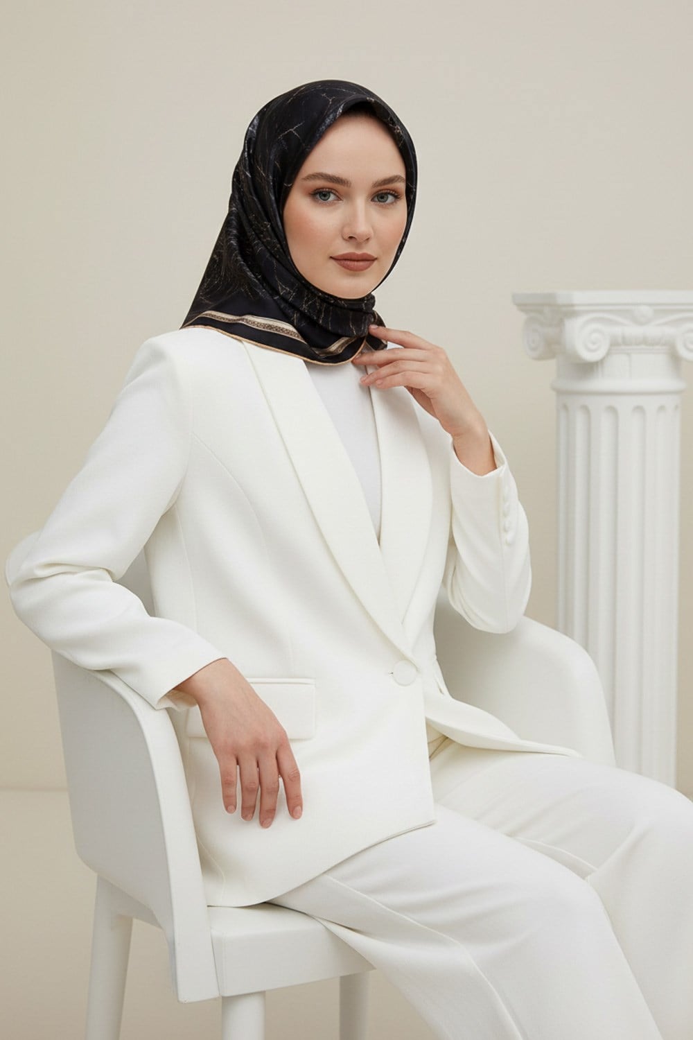 %100 Twill İpek Mermer Desenli Siyah Renkli 90x90 Eşarp Dikim Şekli : El Dikişi