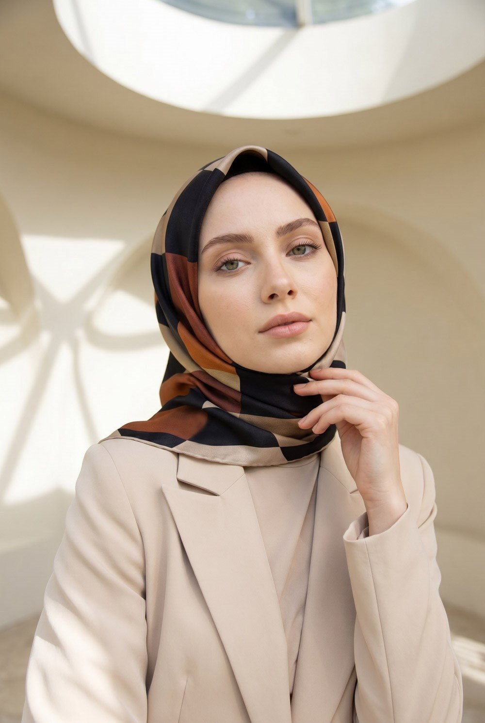 %100 Twill İpek Geometrik Desenli Taba - Bej Renkli 90x90 Eşarp Dikim Şekli : El Dikişi