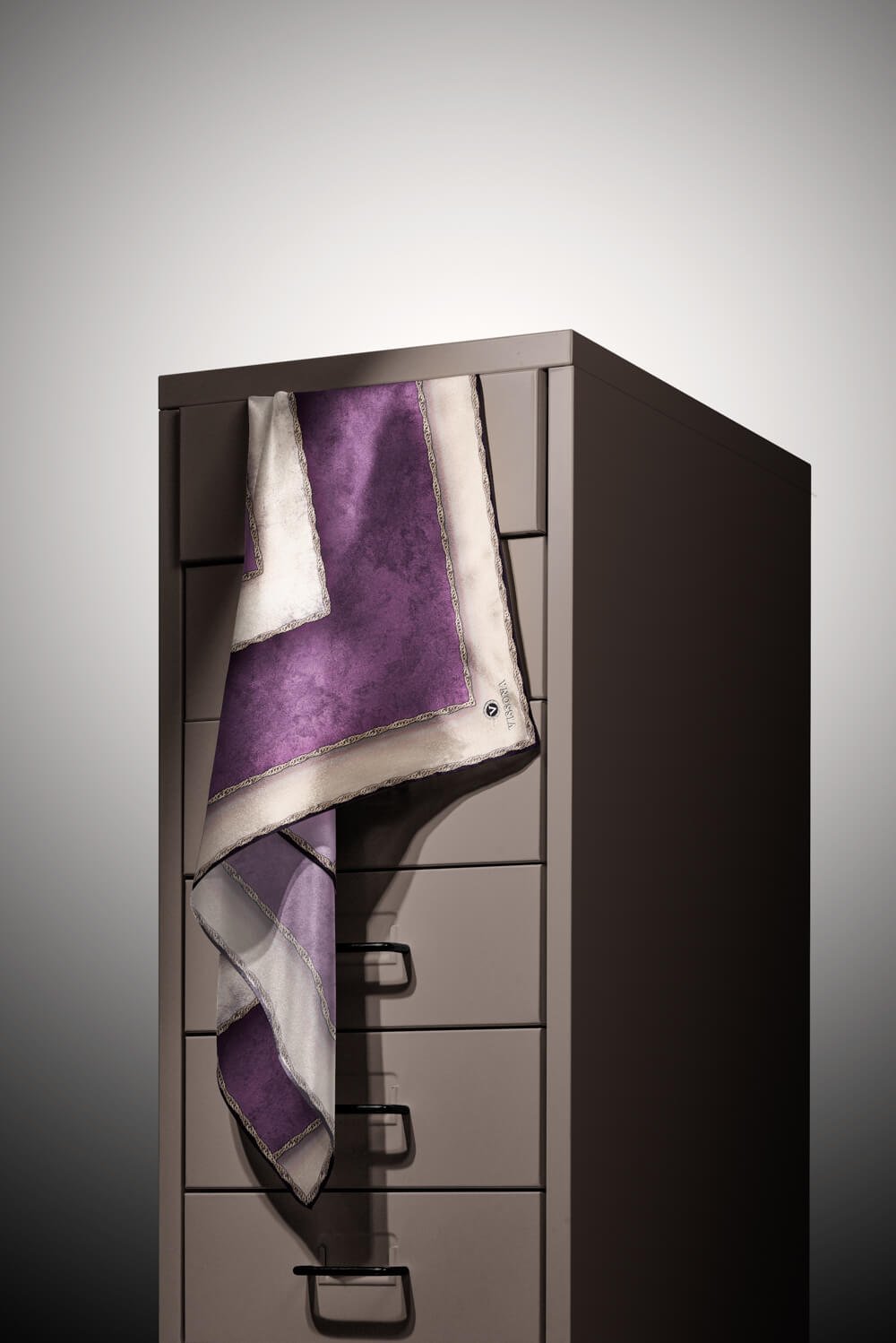 % 57 İPEK % 43 VİSKON Twill İpek Dokulu Geometrik Desenli Lila - Bej Renkli 90x90 Eşarp Dikim Şekli : El Dikişi