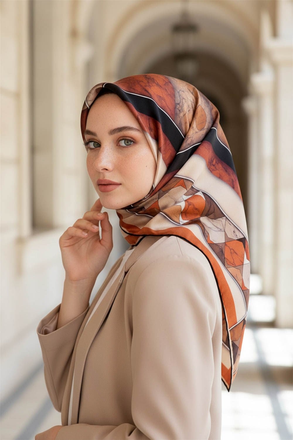 %100 Twill İpek Mermer Efektrli Geometrik Desenli Taba - Gold Renkli 90x90 Eşarp Dikim Şekli : El Dikişi