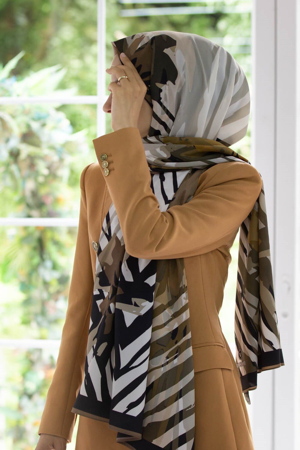 KREP ZEBRA VE ÇİÇEK DESENLİ BEJ RENKLİ 75X195 KIRIŞMAZ ŞAL