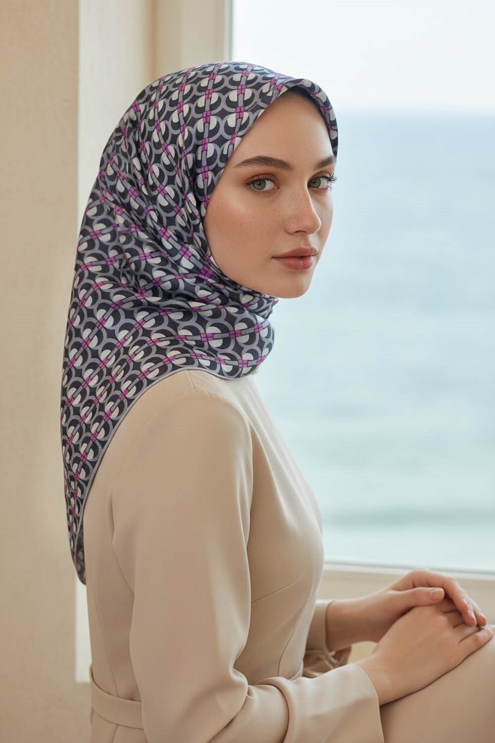 %100 Twill İpek Geometrik Desenli Gri - Fuşya Renkli 90x90 Eşarp Dikim Şekli : El Dikişi