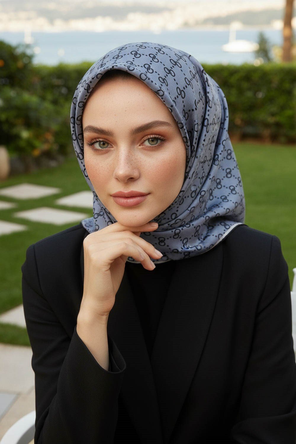%57 İPEK %43 VİSKON Twill İpek Leopar Desenli Siyah - Gri Renkli 90x90 Eşarp Dikim Şekli : El Dikişi