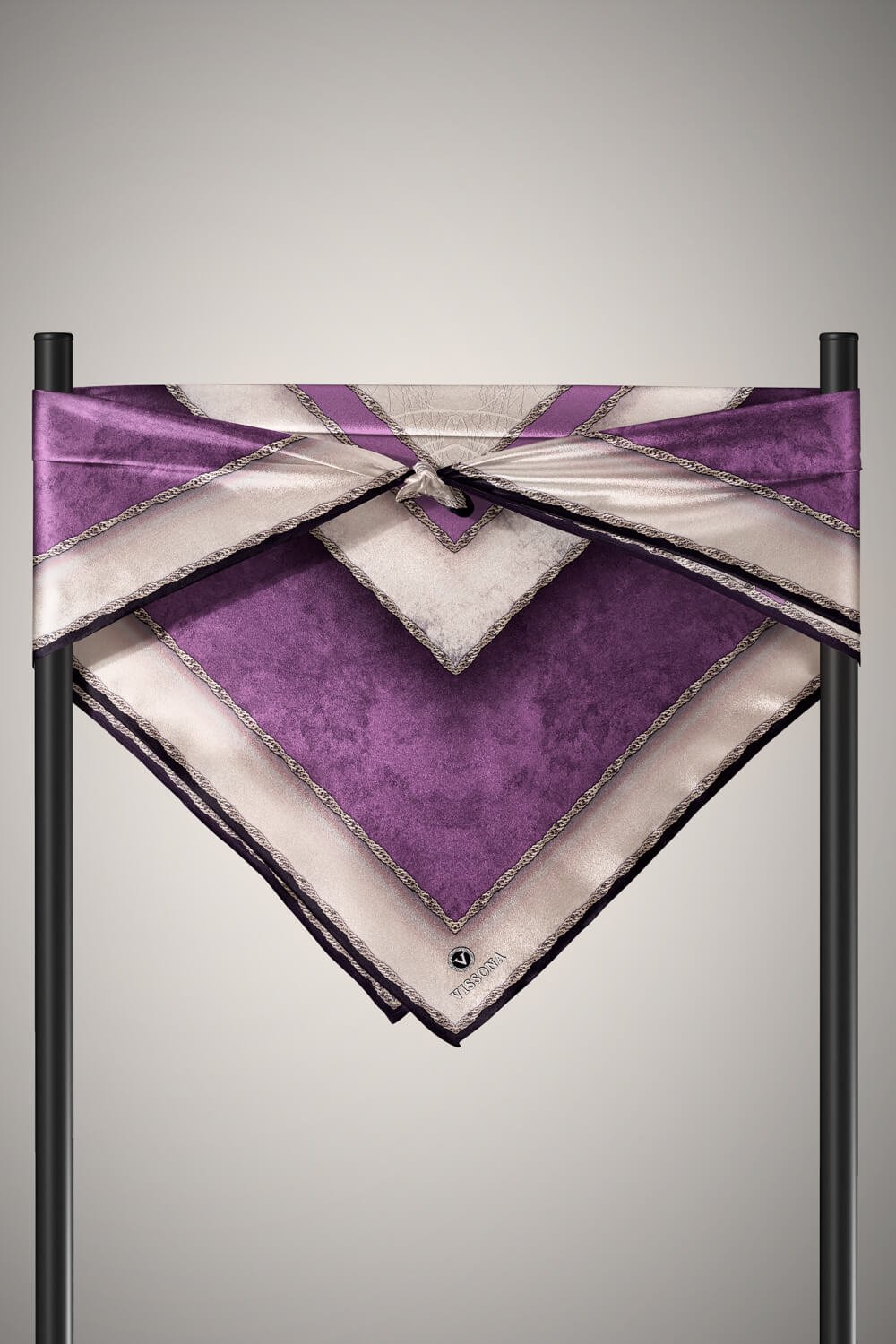 % 57 İPEK % 43 VİSKON Twill İpek Dokulu Geometrik Desenli Lila - Bej Renkli 90x90 Eşarp Dikim Şekli : El Dikişi